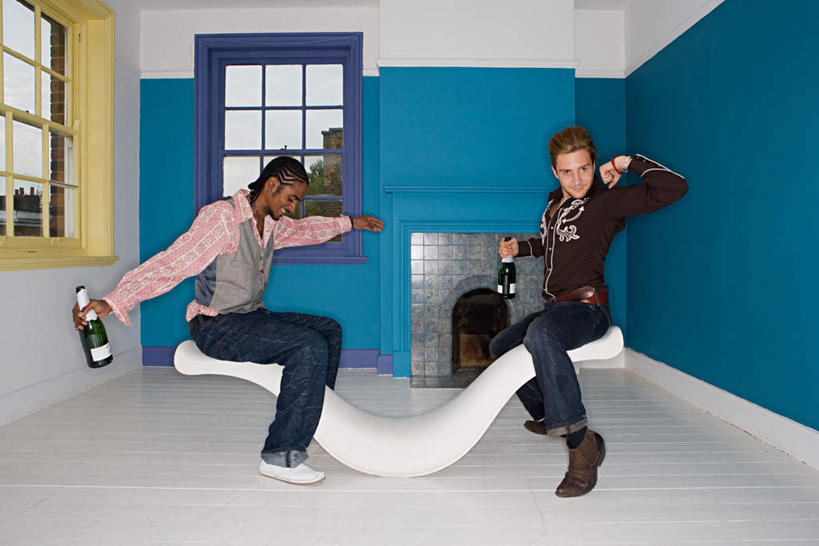 西方人,两个人,伙伴,朋友,客厅,坐,伸展双臂,笑,微笑,露齿笑,横图,室内,白天,侧面,游戏,友谊,壁炉,窗户,玩具,欧洲,非洲,黑人,欧洲人,握,服装,墙,拿,玩,拿着,扭头,注视,休闲装,娱乐,玻璃窗,墙壁,墙面,玻璃制品,酒瓶,两个,衣服,蓝色,白色,玻璃瓶,瓶子,观察,看,转头,休闲,休闲服,翘翘板,益智,握着,服饰,观看,张开双腿,活动,察看,起居室,发泄,关注,消遣,智力,宣泄,客堂,展开双腿,友情,男人,男性,年轻男性,白种人,非洲人,敞开双臂,伸开双臂,玩耍,嬉戏,展开双肩,张开手臂,张开双臂,坐着,彩图,全身,伸展双腿