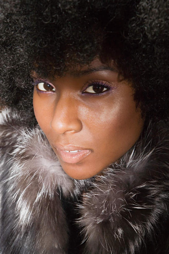 西方人,脸,头,脸颊,一个人,站,笑,微笑,竖图,室内,特写,白天,正面,欧洲,非洲,黑人,欧洲人,仅一个年轻女性,仅一个女性,仅一个人,服装,朦胧,模糊,注视,休闲装,肩膀,衣服,观察,看,站着,休闲,毛绒,休闲服,服饰,观看,察看,关注,年轻女性,女人,女性,非洲人,头部,脸部,脸蛋,面部,站立,半身,彩图