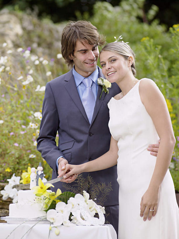 点心,西方人,两个人,夫妻,新娘,新郎,站,抱,笑,微笑,露齿笑,竖图,室外,白天,正面,婚纱,衬衫,西装,爱情,婚礼,快乐,植物,餐桌,桌子,餐具,欧洲,欧洲人,握,套装,正装,庆祝,布料,工具,食品,刀具,领带,婚礼蛋糕,结婚,浪漫,拿,布纹,拿着,扭头,注视,职业装,桌布,树,树木,食物,糕点,一个,绿色,自然,餐巾,台布,刀,观察,看,站着,转头,喜庆,恩爱,握着,恋人,生长,单个,成长,餐台,抱着,观看,纪念,察看,搂着,关注,餐刀,男人,男性,年轻男性,年轻女性,女人,女性,白种人,夫妇,情侣,搂,搂抱,站立,半身,彩图,衬衣,婚礼服,礼服,高兴,伴侣,蛋糕,结婚蛋糕