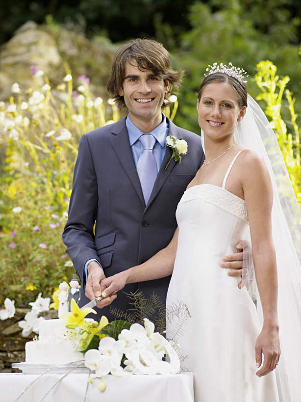 点心,西方人,两个人,夫妻,新娘,新郎,站,抱,笑,微笑,露齿笑,竖图,室外,白天,正面,婚纱,衬衫,西装,爱情,婚礼,快乐,植物,餐桌,桌子,餐具,欧洲,欧洲人,握,套装,正装,庆祝,布料,工具,食品,刀具,领带,婚礼蛋糕,结婚,浪漫,拿,布纹,拿着,注视,职业装,桌布,树,树木,食物,糕点,一个,绿色,自然,餐巾,台布,刀,观察,看,站着,喜庆,恩爱,握着,恋人,生长,单个,成长,餐台,抱着,观看,纪念,察看,搂着,关注,餐刀,男人,男性,年轻男性,年轻女性,女人,女性,白种人,夫妇,情侣,搂,搂抱,站立,半身,彩图,衬衣,婚礼服,礼服,高兴,伴侣,蛋糕,结婚蛋糕