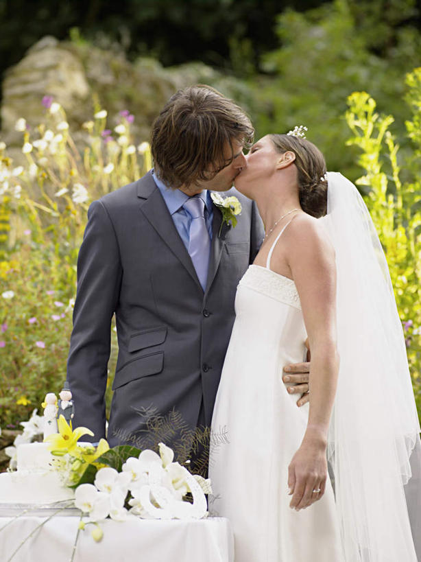 点心,西方人,两个人,夫妻,新娘,新郎,站,抱,吻,竖图,室外,白天,正面,婚纱,衬衫,西装,爱情,婚礼,快乐,植物,餐桌,桌子,餐具,欧洲,欧洲人,握,套装,正装,庆祝,布料,工具,食品,刀具,领带,婚礼蛋糕,结婚,浪漫,拿,布纹,拿着,扭头,注视,职业装,桌布,树,树木,食物,糕点,一个,绿色,自然,餐巾,台布,刀,观察,看,站着,转头,喜庆,恩爱,握着,恋人,生长,单个,成长,餐台,抱着,观看,纪念,察看,搂着,关注,餐刀,男人,男性,年轻男性,年轻女性,女人,女性,白种人,夫妇,情侣,接吻,搂,搂抱,亲,亲吻,亲嘴,站立,半身,彩图,衬衣,婚礼服,礼服,高兴,伴侣,蛋糕,结婚蛋糕