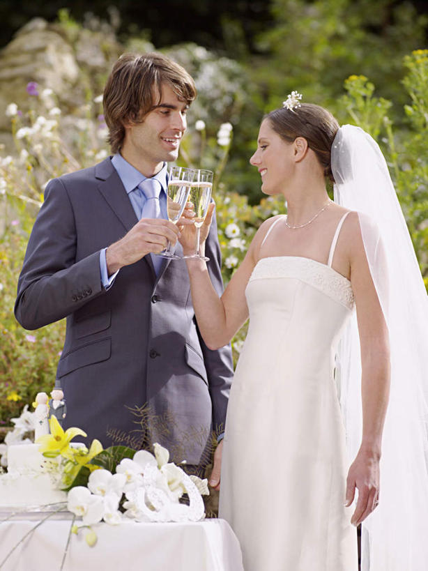 点心,红酒,葡萄酒,西方人,两个人,夫妻,新娘,新郎,站,笑,微笑,露齿笑,竖图,室外,白天,正面,婚纱,衬衫,西装,爱情,婚礼,快乐,植物,餐桌,桌子,杯子,欧洲,欧洲人,握,套装,正装,庆祝,布料,高脚杯,食品,领带,红酒杯,白葡萄酒,酒类,婚礼蛋糕,两杯,结婚,浪漫,拿,布纹,拿着,扭头,注视,职业装,玻璃制品,酒,桌布,树,树木,食物,糕点,饮料,一个,绿色,自然,餐巾,酒杯,台布,干杯,观察,看,碰杯,站着,转头,喜庆,恩爱,交际,友好,握着,恋人,生长,单个,成长,餐台,观看,纪念,庆贺,察看,关注,礼仪,敬酒,劝酒,男人,男性,年轻男性,年轻女性,女人,女性,白种人,夫妇,情侣,玻璃杯,站立,半身,彩图,衬衣,婚礼服,礼服,高兴,伴侣,蛋糕,结婚蛋糕