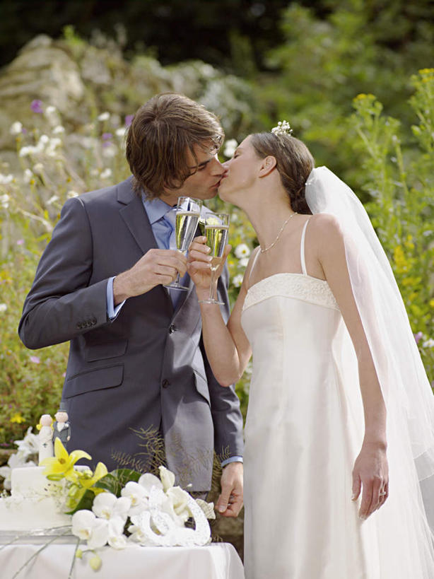 点心,红酒,葡萄酒,西方人,两个人,夫妻,新娘,新郎,站,闭眼,吻,竖图,室外,白天,正面,婚纱,衬衫,西装,爱情,婚礼,快乐,植物,餐桌,桌子,杯子,欧洲,欧洲人,握,套装,正装,庆祝,布料,高脚杯,食品,领带,红酒杯,白葡萄酒,酒类,婚礼蛋糕,两杯,结婚,浪漫,拿,布纹,拿着,扭头,职业装,玻璃制品,酒,桌布,树,树木,食物,糕点,饮料,一个,绿色,自然,餐巾,酒杯,台布,干杯,碰杯,站着,转头,喜庆,恩爱,交际,友好,握着,恋人,生长,单个,成长,餐台,纪念,庆贺,礼仪,敬酒,劝酒,男人,男性,年轻男性,年轻女性,女人,女性,白种人,夫妇,情侣,玻璃杯,闭眼睛,闭着眼,闭着眼睛,接吻,亲,亲吻,亲嘴,站立,半身,彩图,衬衣,婚礼服,礼服,高兴,伴侣,蛋糕,结婚蛋糕