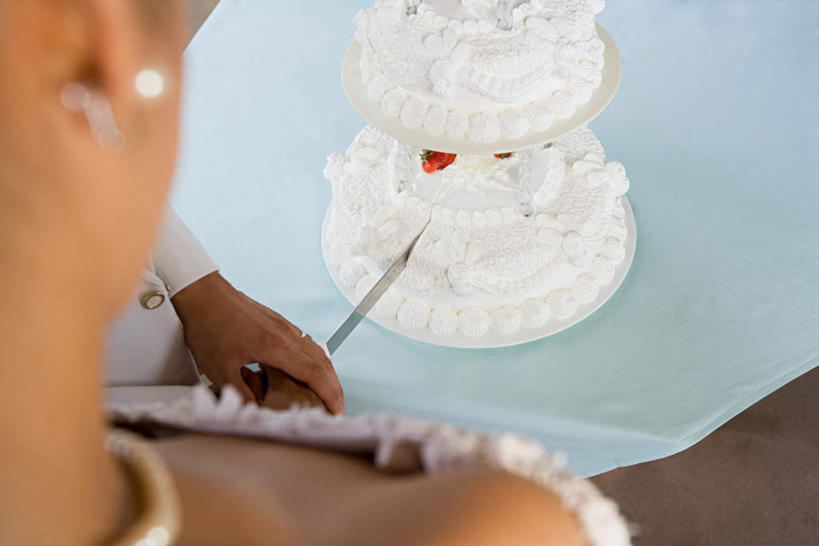 点心,东方人,两个人,夫妻,新娘,新郎,站,横图,俯视,室外,白天,婚纱,衬衫,西装,爱情,婚礼,快乐,幸福,纯洁,餐桌,桌子,餐具,项链,亚洲,一把,握,套装,正装,朦胧,模糊,庆祝,布料,工具,珍珠,食品,刀具,领带,婚礼蛋糕,结婚,浪漫,拿,布纹,拿着,职业装,黄种人,装饰品,桌布,食物,糕点,一个,餐巾,耳环,饰品,首饰,台布,刀,站着,健康,喜庆,恩爱,握着,恋人,单个,餐台,纪念,贵重,珍贵,富有,餐刀,宝贵,有机宝石,男人,男性,年轻男性,年轻女性,女人,女性,亚洲人,夫妇,情侣,站立,半身,彩图,高角度拍摄,衬衣,婚礼服,礼服,高兴,伴侣,蛋糕,结婚蛋糕