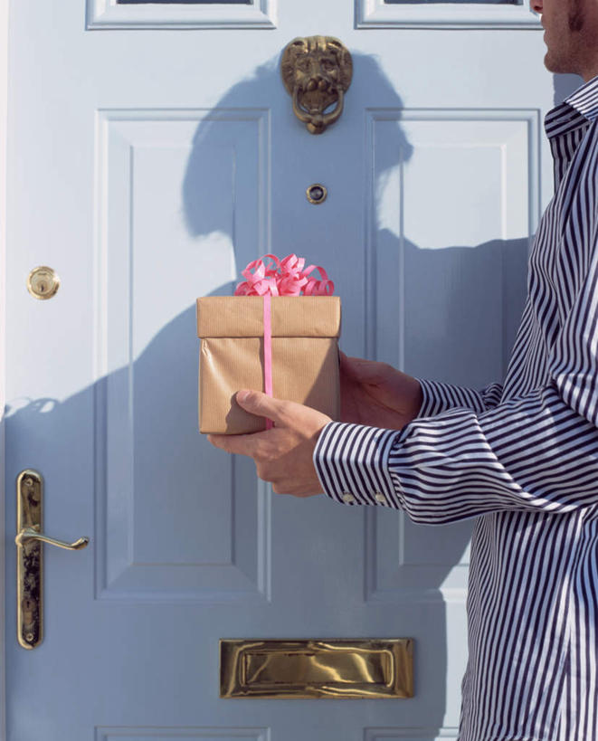 西方人,一个人,站,竖图,室外,白天,侧面,门,礼盒,礼物,欧洲,欧洲人,仅一个男性,仅一个人,撑,阴影,服装,光线,影子,纸盒,托腮,注视,休闲装,盒子,仅一个年轻男性,一个,衣服,阳光,把手,包装盒,门把手,礼品盒,门框,观察,看,托,站着,休闲,休闲服,服饰,礼品,单个,观看,门把,察看,门铃,关注,托下巴,男人,男性,年轻男性,白种人,拉手,站立,半身,彩图