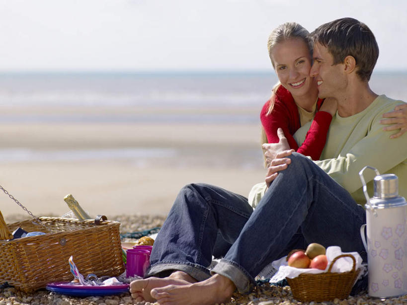 西方人,腿部,脚,脚趾,脚趾甲,腿,两个人,夫妻,坐,抱,笑,微笑,露齿笑,横图,室外,白天,正面,爱情,海浪,海洋,沙滩,苹果,杯子,餐具,水果,欧洲,欧洲人,阴影,服装,朦胧,模糊,新鲜,光线,碟子,篮子,盘,沙子,影子,坐垫,塑料,海岸,浪花,水平线,云,云朵,辽阔,生食,食品,果实,海平线,沙地,浪漫,云彩,扭头,注视,休闲装,光脚,热水瓶,食物,两个,衣服,蓝色,白云,蓝天,天空,阳光,海水,盘子,瓶子,容器,塑料制品,碟,天,观察,看,转头,休闲,广阔,赤脚,休闲服,恩爱,恋人,服饰,有机食品,绿色食品,晴朗,抱着,观看,塑料杯,一望无际,察看,搂着,关注,保温,海景,保温瓶,野餐垫,野餐地毯,多功能毯,食物篮,无边无际,一马平川,男人,男性,年轻男性,年轻女性,女人,女性,白种人,脚指甲,夫妇,情侣,大海,风浪,海,海水的波动,海滩,近岸浪,涌浪,晴空,搂,搂抱,坐着,半身,彩图,伴侣,水天相接,水天一线,野餐篮