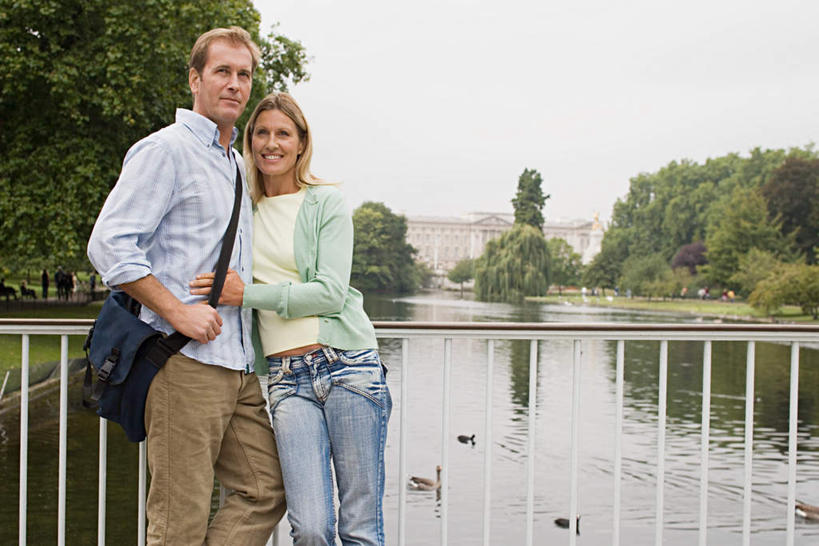 西方人,两个人,栏杆,站,抱,笑,微笑,露齿笑,横图,室外,白天,正面,爱情,旅游,度假,河流,水,植物,标志建筑,地标,建筑,英国,欧洲,伦敦,欧洲人,波纹,服装,裤子,包,皮包,河水,水流,围栏,涟漪,首都,浪漫,注视,牛仔裤,休闲装,娱乐,建设,护栏,白金汉宫,树,树木,衣服,绿色,水纹,自然,波浪,观察,看,站着,享受,休闲,温暖,温馨,休闲服,旅游胜地,恩爱,放松,恋人,服饰,生长,成长,抱着,观看,单肩包,和睦,察看,搂着,西欧,关注,大不列颠,大不列颠及北爱尔兰联合王国,水晕,大不列颠联合王国,日不落英帝国,雾都,办公厅,藏金库,美术陈列馆,白金汉屋,帝国纪念堂,男人,男性,年轻男性,年轻女性,女人,女性,白种人,情侣,怀抱,搂,搂抱,相抱,拥抱,站立,半身,彩图,伴侣,融洽