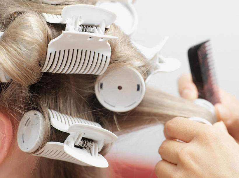 西方人,手,头发,两个人,模特,理发师,横图,室内,特写,白天,欧洲,欧洲人,双手,握,墙,梳子,墙壁,墙面,一个,背面,白色,日用品,手部,握着,单个,卷发棒,卷发器,梳理,烫发器,美发用品,年轻女性,女人,女性,白种人,发型师,理发员,美发师,模特儿,半身,彩图