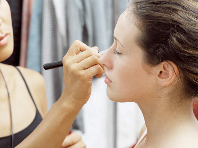 西方人,脸,头,脸颊,手,两个人,闭眼,横图,室内,特写,白天,侧面,化妆,美容,欧洲,欧洲人,双手,护肤,握,朦胧,模糊,墙,顾客,墙壁,墙面,一个,化妆刷,刷子,保养,享受,休闲,手部,放松,握着,保健,单个,美容工具,化妆师,养颜,彩妆刷,化妆工具,蜜粉刷,主顾,年轻女性,女人,女性,白种人,头部,脸部,脸蛋,面部,闭眼睛,闭着眼,闭着眼睛,半身,彩图