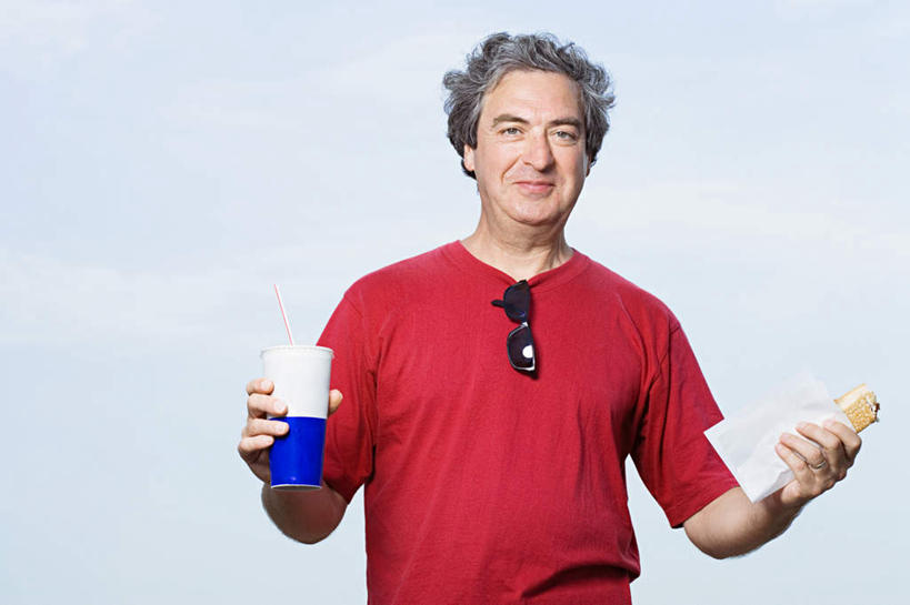 西方人,一个人,站,笑,微笑,横图,室外,白天,仰视,烹饪,西餐,杯子,欧洲,欧洲人,仅一个男性,仅一个人,一副,服装,墨镜,眼镜,塑料,云,云朵,料理,食品,热狗,云彩,注视,休闲装,菜肴,美食,食物,一个,衣服,红色,蓝色,白云,蓝天,天空,水杯,塑料制品,太阳镜,太阳眼镜,吸管,快餐,天,观察,看,站着,仅一个老年男性,休闲,休闲服,遮阳镜,西式,服饰,佳肴,晴朗,单个,观看,察看,空心,关注,西式快餐,垃圾食品,饮管,老年男性,男人,男性,白种人,茶杯,晴空,站立,半身,彩图,低角度拍摄,圆柱状