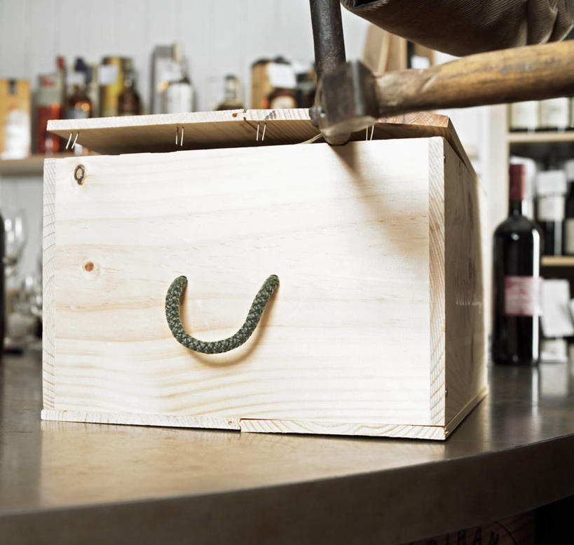 无人,商店,横图,室内,白天,正面,购物,消费,桌面,桌子,金属制品,敲打,金属,木制,锤子,工具,榔头,商铺,木制品,容器,金融,储藏,铁盒,五金,变形,紧固,储存,矫正,塑形,选购,贸易,牢固,血拼,市肆,商号,彩图,店铺,贮存