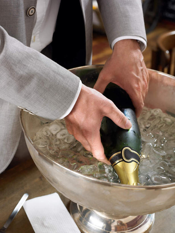 葡萄酒,西方人,手,一个人,站,竖图,室内,特写,白天,侧面,衬衫,西装,奢侈,快乐,欧洲,欧洲人,仅一个男性,仅一个人,仅一个中年男性,握,套装,正装,铁桶,桶,冰,冰块,领带,浪漫,拿,红酒瓶,拿着,注视,职业装,冷冻,玻璃制品,酒,酒瓶,饮料,玻璃瓶,瓶子,容器,香槟,观察,看,站着,手部,寒冷,诱惑,握着,冷藏,观看,储藏,察看,冰冷,储存,关注,冰桶,香槟桶,气泡酒,起泡酒,汽酒,保鲜,男人,男性,中年男性,白种人,站立,半身,彩图,衬衣,高兴,欢笑,贮存