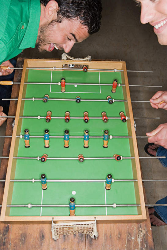 西方人,胡须,两个人,伙伴,朋友,站,笑,微笑,露齿笑,竖图,俯视,室内,白天,锻炼,游戏,友谊,运动,足球,欧洲,欧洲人,握,服装,拿,玩,拿着,注视,休闲装,娱乐,衣服,低头,观察,看,站着,休闲,休闲服,握着,服饰,观看,活动,察看,发泄,关注,消遣,智力,桌式足球,桌上足球,宣泄,体育,友情,男人,男性,年轻男性,白种人,胡子,络腮胡,玩耍,嬉戏,站立,半身,彩图,高角度拍摄,健身