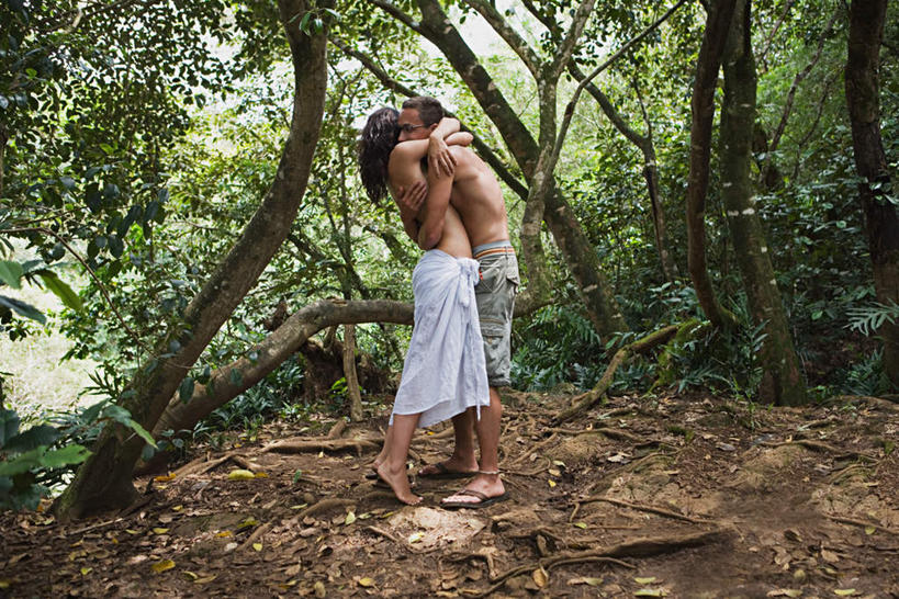 西方人,腿部,脚,脚趾,脚趾甲,腿,两个人,抱,横图,室外,白天,侧面,泳装,比基尼,爱情,草地,草坪,岛屿,植物,夏威夷,欧洲,美国,欧洲人,裤子,枝条,浪漫,光脚,裸露,草,树,树木,树枝,绿色,自然,温暖,温馨,面对面,赤脚,恩爱,恋人,生长,成长,抱着,和睦,北美,北美洲,搂着,美洲,裸,夏威夷州,爱洛哈之州,北亚美利加洲,亚美利加洲,虬枝,枝杈,男人,男性,年轻男性,年轻女性,女人,女性,白种人,脚指甲,情侣,列岛,群岛,诸岛,搂,搂抱,彩图,全身,三点式,泳衣,伴侣,融洽,毛伊岛,茂伊岛,茂宜岛,山谷之岛