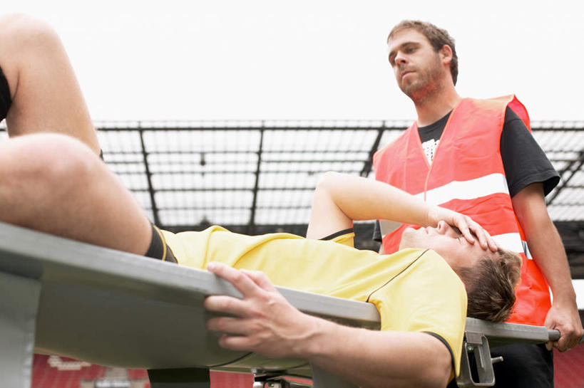 西方人,两个人,医生,运动员,体育馆,运动场,站,躺,横图,室外,白天,仰视,工作服,运动服,制服,欧洲,欧洲人,握,服装,拿,拿着,体育场,衣服,黄色,站着,医护人员,医疗人员,疼痛,握着,服饰,悲伤,担架,衣着,穿着,痛苦,受伤,运动馆,疾苦,苦楚,工作制服,衣饰,卧着,男人,男性,年轻男性,白种人,大夫,体育运动员,运动选手,躺着,卧,站立,半身,彩图,低角度拍摄,工作套服,运动装