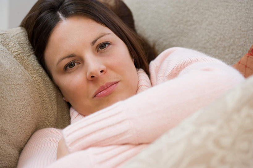 西方人,一个人,躺,双手交叉,横图,室内,白天,正面,毛衣,沙发,欧洲,欧洲人,仅一个年轻女性,仅一个女性,仅一个人,朦胧,模糊,靠,靠着,双手抱胸,发烧,布艺沙发,发热,卧着,年轻女性,女人,女性,白种人,躺着,卧,半身,彩图,绒衣,套衫,套头毛衣,线衣