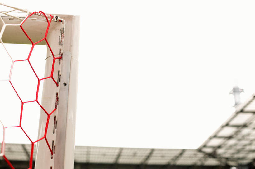 无人,体育馆,运动场,横图,室外,特写,白天,仰视,足球,网,足球装备,运动器械,体育场,健身器械,健身器材,运动馆,蹴鞠,足球运动,彩图,低角度拍摄,运动器材