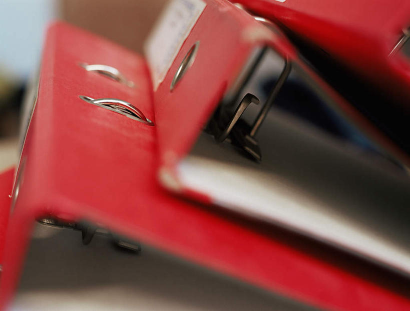 无人,横图,室内,特写,白天,正面,静物,一堆,阴影,堆叠,堆积,朦胧,模糊,反射,影子,三个,红色,堆,文件架,资料架,文件框,文件座,资料档,资料座,彩图