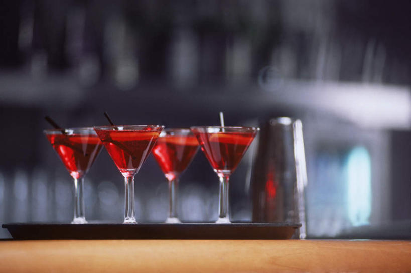 无人,酒吧,横图,室内,特写,白天,正面,餐桌,桌子,杯子,餐具,一排,朦胧,模糊,整齐,碟子,高脚杯,盘,酒类,四杯,文化,玻璃制品,酒,饮料,排列,盘子,酒杯,碟,鸡尾酒,调酒,餐台,创造,队列,想象,香槟杯,玻璃杯,彩图,酒吧间,酒馆