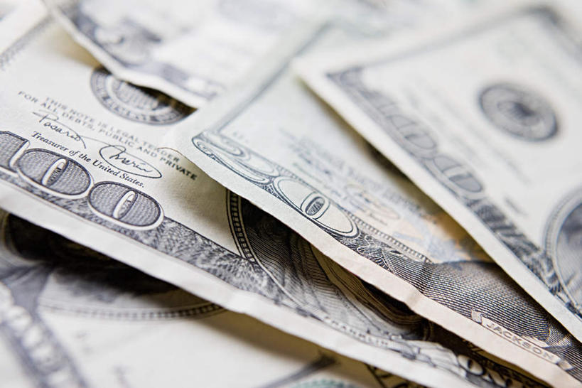 无人,横图,俯视,室内,特写,白天,钱,美元,静物,一堆,阴影,堆叠,堆积,朦胧,模糊,反射,标志,钱币,数字,文字,影子,字符,美金,标识,钞票,金融,纸币,摄影,阿拉伯数字,影棚,经济,堆,流通,纸钞,贸易,五张,货币,现金,彩图,高角度拍摄,影棚拍摄,拍摄