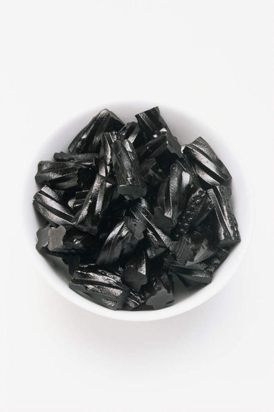 无人,竖图,俯视,室内,特写,白天,白色背景,植物,桌面,桌子,一堆,堆叠,堆积,木制,陶瓷,食品,糖,糖果,甜点,甜品,草药,药草,陶瓷制品,软糖,中药,食物,一个,黑色,木制品,容器,碗,甜食,摄影,影棚,单个,储藏,堆,甘草,储存,药材,中草药,中药材,本草,生甘草,彩图,高角度拍摄,影棚拍摄,拍摄,贮存