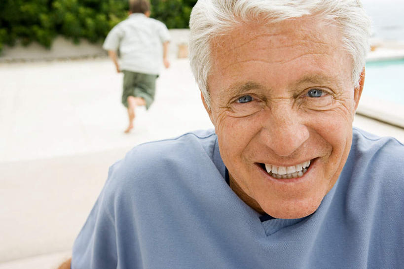 西方人,儿童,老年人,两个人,家庭,祖父,体育馆,游泳池,站,跑,笑,微笑,露齿笑,横图,室外,白天,正面,锻炼,旅游,度假,纯洁,运动,水,植物,欧洲,欧洲人,服装,朦胧,模糊,水池,水面,注视,休闲装,娱乐,泳池,树,树木,小孩,衣服,绿色,自然,观察,看,站着,享受,休闲,温暖,温馨,一家人,休闲服,放松,可爱,童年,童趣,服饰,生长,爷爷,成长,观看,祖孙,和睦,察看,游泳馆,关注,童真,烂漫,无邪,外公,外祖父,外孙,外孙子,体育,天真,老年男性,男孩,男人,男性,白种人,孩子,孙子,跑步,站立,半身,彩图,健身,融洽,男生