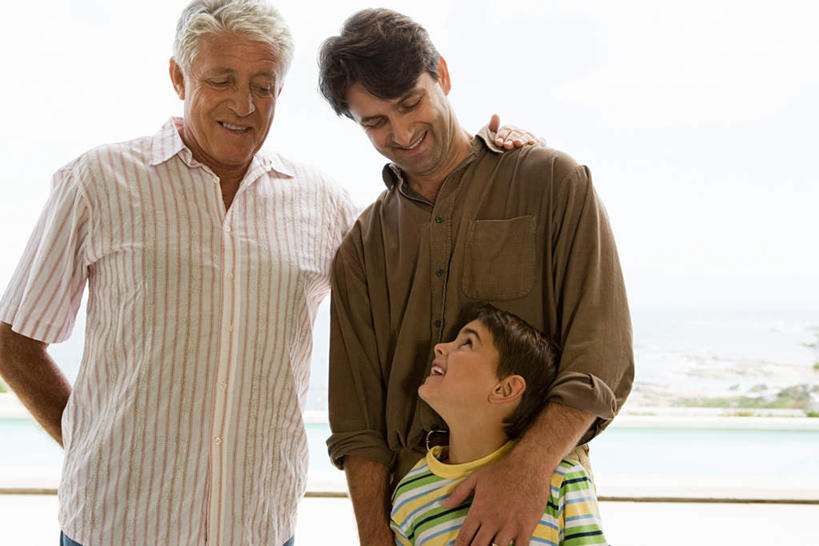 西方人,儿童,老年人,三个人,父亲,儿子,祖父,三代同堂,体育馆,游泳池,站,笑,微笑,露齿笑,横图,室外,白天,正面,旅游,度假,纯洁,水,欧洲,欧洲人,服装,水池,水面,注视,休闲装,娱乐,祖孙三代,泳池,小孩,衣服,观察,看,站着,享受,休闲,温暖,温馨,父子,休闲服,放松,父爱,可爱,童年,童趣,搭,服饰,爷爷,观看,祖孙,和睦,察看,游泳馆,搭着,关注,童真,烂漫,无邪,外公,外祖父,外孙,外孙子,天真,老年男性,男孩,男人,男性,年轻男性,白种人,孩子,年轻人,全家福,孙子,抬头,仰头,站立,半身,彩图,融洽,男生,爸爸,多代同堂