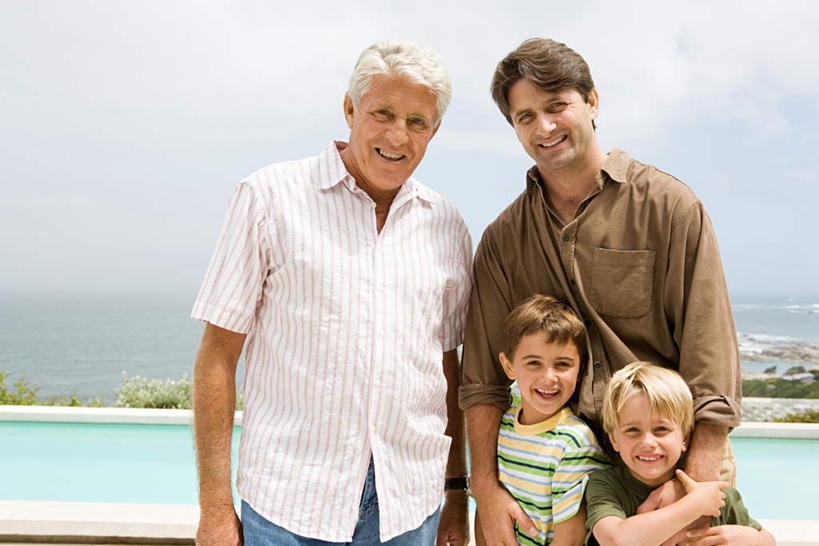 西方人,儿童,老年人,四个人,父亲,儿子,祖父,三代同堂,体育馆,游泳池,站,笑,微笑,露齿笑,横图,室外,白天,正面,旅游,度假,纯洁,水,欧洲,欧洲人,阴影,服装,光线,影子,水池,水面,云,云朵,云彩,注视,休闲装,娱乐,祖孙三代,泳池,小孩,衣服,蓝色,白云,蓝天,天空,阳光,天,观察,看,站着,享受,休闲,温暖,温馨,父子,休闲服,放松,父爱,可爱,童年,童趣,搭,服饰,晴朗,爷爷,观看,祖孙,和睦,察看,游泳馆,搭着,关注,童真,烂漫,无邪,外公,外祖父,外孙,外孙子,天真,老年男性,男孩,男人,男性,年轻男性,白种人,孩子,年轻人,全家福,孙子,晴空,抬头,仰头,站立,半身,彩图,融洽,男生,爸爸,多代同堂