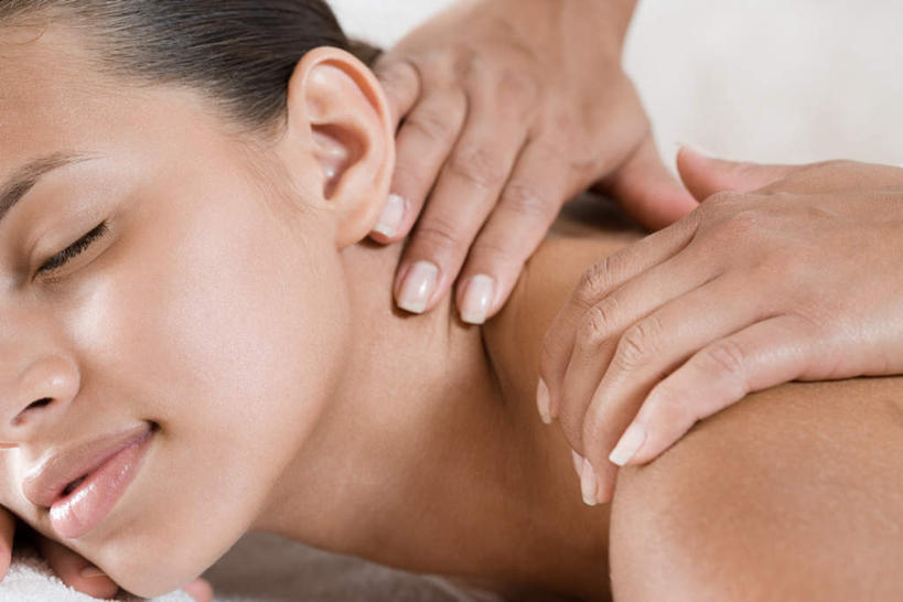 西方人,脸,头,脸颊,手,两个人,按摩师,躺,闭眼,摸,横图,室内,特写,白天,正面,按摩,欧洲,欧洲人,双手,抚摸,阴影,反射,影子,裸露,肩膀,趴着,手部,裸,指压,卧着,男人,男性,年轻男性,年轻女性,女人,女性,白种人,头部,脸部,脸蛋,面部,技师,闭眼睛,闭着眼,闭着眼睛,触摸,接触,趴,躺着,卧,半身,彩图,推拿