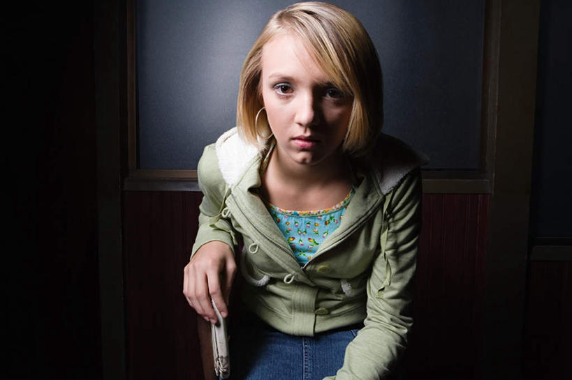 西方人,一个人,坐,横图,室内,白天,正面,椅子,欧洲,欧洲人,仅一个年轻女性,仅一个女性,仅一个人,阴影,灰色背景,服装,光线,影子,木椅,注视,休闲装,衣服,扶,观察,看,休闲,休闲服,摄影,服饰,影棚,观看,察看,郁闷,扶着,关注,忧郁,愁闷,年轻女性,女人,女性,白种人,坐着,半身,彩图,影棚拍摄,拍摄