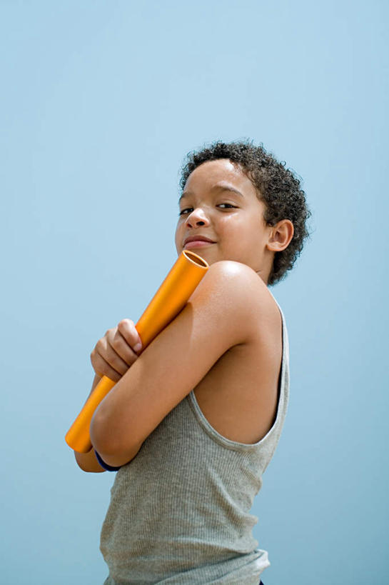 西方人,儿童,一个人,笑,双手交叉,微笑,竖图,室内,白天,仰视,运动服,纯洁,欧洲,非洲,黑人,欧洲人,仅一个男性,仅一个人,蓝色背景,服装,接力棒,注视,一个,小孩,衣服,黄色,观察,看,仅一个小孩,可爱,童年,童趣,摄影,服饰,影棚,单个,观看,察看,双手抱胸,衣着,穿着,关注,童真,烂漫,无邪,衣饰,天真,男孩,男人,男性,非洲人,孩子,半身,彩图,低角度拍摄,影棚拍摄,拍摄,男生,运动装