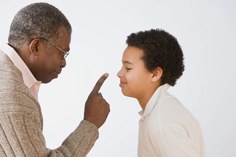 西方人,儿童,老年人,两个人,家庭,祖父,站,笑,微笑,露齿笑,横图,室内,白天,白色背景,侧面,纯洁,欧洲,非洲,黑人,欧洲人,一副,指,服装,眼镜,警告,注视,指点,休闲装,相视,小孩,衣服,观察,看,站着,休闲,温暖,温馨,一家人,面对面,休闲服,可爱,童年,童趣,摄影,服饰,影棚,爷爷,观看,祖孙,对视,和睦,察看,指向,关注,相对,近视眼镜,童真,烂漫,无邪,外公,外祖父,外孙,相看,外孙子,告诫,忠告,天真,老年男性,男孩,男人,男性,非洲人,孩子,孙子,站立,半身,彩图,影棚拍摄,拍摄,融洽,男生