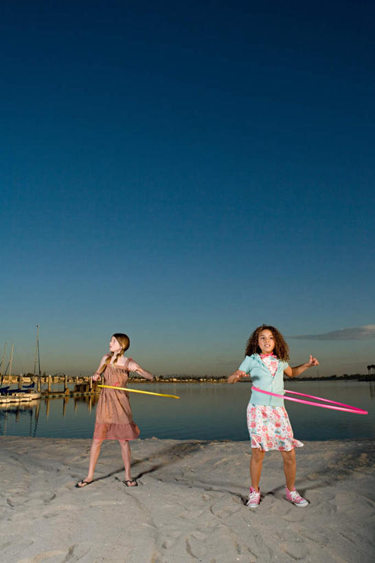 帆船,西方人,儿童,两个人,伙伴,朋友,站,竖图,室外,白天,正面,锻炼,友谊,纯洁,运动,河流,沙滩,水,船,欧洲,欧洲人,阴影,服装,光线,沙子,影子,河岸,河水,河滩,水流,沙地,注视,休闲装,运动器械,小孩,衣服,蓝色,蓝天,天空,阳光,交通工具,天,观察,看,站着,休闲,休闲服,健身器械,可爱,童年,童趣,服饰,晴朗,观看,察看,关注,载具,呼啦圈,转圈,健身器材,童真,烂漫,无邪,万里无云,健身圈,体育,天真,友情,女孩,女人,女性,白种人,晴空,晴空万里,站立,彩图,全身,健身,运动器材,女生