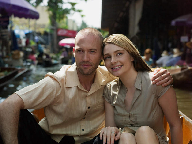 西方人,两个人,家,坐,抱,笑,微笑,露齿笑,横图,室外,白天,正面,爱情,旅游,度假,河流,美景,水,船,欧洲,印度,欧洲人,亚洲,阴影,服装,光线,影子,房屋,屋子,河水,景观,水流,木船,浪漫,注视,休闲装,娱乐,楼房,住宅,衣服,阳光,自然,交通工具,观察,看,享受,休闲,温暖,温馨,休闲服,景色,恩爱,放松,恋人,服饰,抱着,观看,和睦,察看,舟,搂着,关注,自然风光,载具,南亚,印度共和国,碧武里,碧武里府,男人,男性,年轻男性,年轻女性,女人,女性,白种人,情侣,搂,搂抱,坐着,半身,彩图,房子,伴侣,融洽