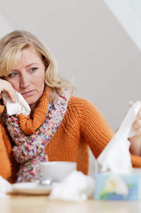 西方人,坐,竖图,室内,白天,正面,餐桌,生活用品,桌子,杯子,餐具,欧洲,欧洲人,一条,撑,握,服装,装饰,瓷器,碟子,盘,纸,勺子,墙,咖啡杯,陶瓷制品,托腮,注视,休闲装,墙壁,墙面,一个,衣服,白色,盘子,围巾,调羹,碟,汤匙,纸巾,日用品,观察,看,托,休闲,温暖,休闲服,握着,服饰,单个,餐台,围脖,卫生纸,观看,保暖,华丽,点缀,察看,感冒,御寒,关注,托下巴,瓷杯,衬托,美观,雅致,雅观,伤风,生活用纸,白种人,坐着,半身,彩图