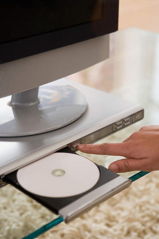 西方人,手,一个人,竖图,俯视,室内,特写,白天,地板,电视,纺织品,欧洲,欧洲人,仅一个男性,仅一个人,仅一个中年男性,指,装饰,毛毯,毯子,地面,方向,木地板,纺织,垫子,手势,温暖,手部,单手,华丽,修饰,点缀,影碟机,指向,食指,彩电,衬托,美观,雅致,雅观,彩色电视机,显像管屏,显像管屏幕,DVD播放机,DVD影碟机,光盘存储器,数字多功能光盘,男人,男性,中年男性,白种人,电视机,半身,彩图,高角度拍摄