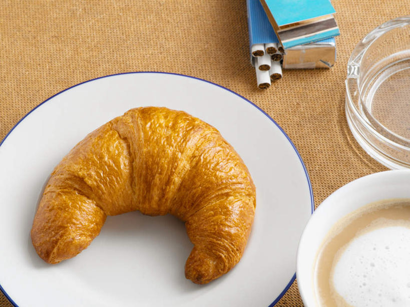 点心,面包,咖啡,无人,横图,俯视,室内,特写,白天,幸福,餐桌,桌子,杯子,香烟,餐具,玻璃,阴影,反射,瓷器,碟子,盘,影子,纸盒,食品,面点,羊角面包,咖啡杯,陶瓷制品,娱乐,玻璃制品,盒子,食物,糕点,饮料,一个,包装盒,盘子,碟,享受,休闲,温馨,烟,牛角面包,放松,乐趣,单个,餐台,烟灰缸,提神,舒适,瓷杯,醒脑,咖啡拉花,软饮料,烟碟,烟盅,花式咖啡,卷烟,烟草,纸烟,彩图,高角度拍摄