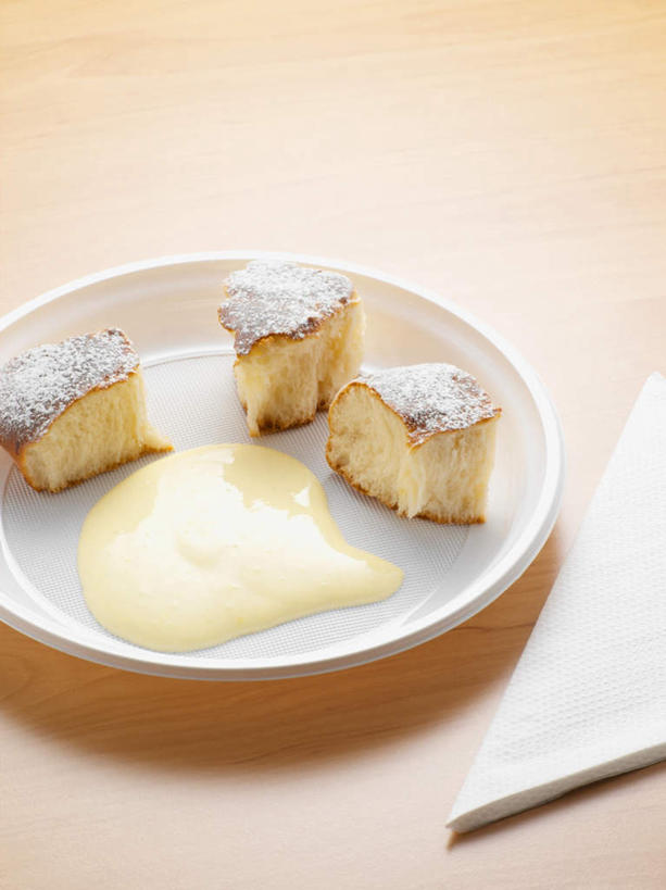 点心,无人,竖图,俯视,室内,特写,白天,下午茶,餐桌,桌子,餐具,三块,一张,阴影,反射,碟子,盘,影子,陶瓷,食品,陶瓷制品,沙拉酱,食物,糕点,一个,盘子,碟,纸巾,单个,餐台,海绵蛋糕,彩图,高角度拍摄,蛋糕