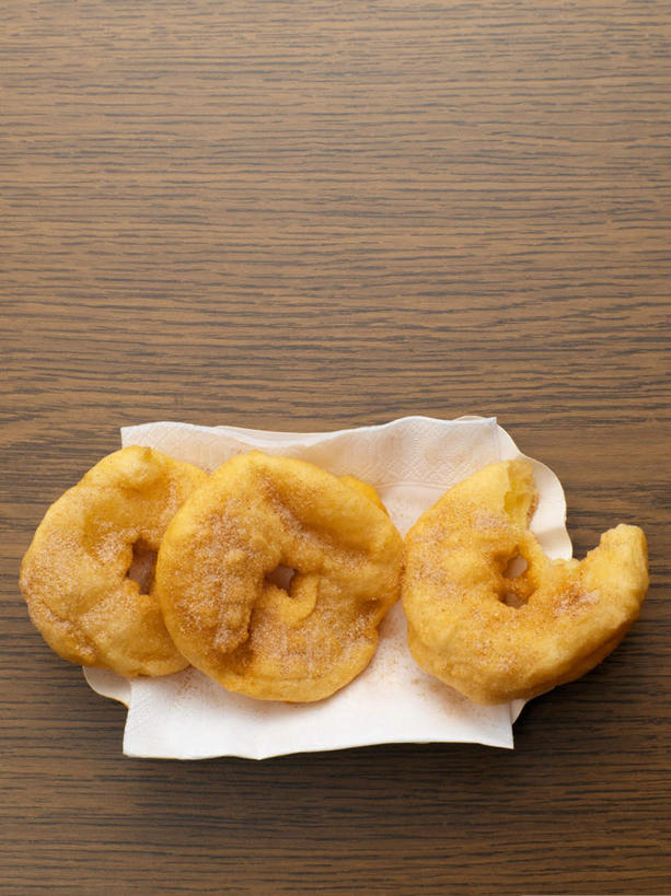 无人,竖图,俯视,室内,特写,白天,餐桌,桌子,餐具,一排,阴影,整齐,反射,碟子,盘,影子,陶瓷,调料,糖,陶瓷制品,调味品,调味料,排列,三个,一个,黄色,盘子,碟,单个,餐台,堆,队列,南瓜饼,彩图,高角度拍摄