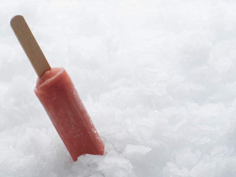 无人,横图,俯视,室内,特写,白天,一根,阴影,朦胧,模糊,反射,影子,冰,冰块,清凉,棒冰,冰棍,冷冻,红色,冷饮,舒服,寒冷,冷藏,解暑,冰冷,冰棒,解渴,舒爽,消暑,保鲜,冰条,彩图,高角度拍摄