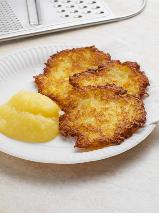 无人,竖图,俯视,室内,特写,白天,餐桌,桌子,土豆,餐具,阴影,反射,碟子,盘,影子,调料,酱料,酱汁,佐料,调味品,调味料,酱,一个,盘子,碟,单个,餐台,土豆饼,苹果酱,馍馍蛋,擦菜板,洋芋,山药蛋,马铃薯,彩图,高角度拍摄