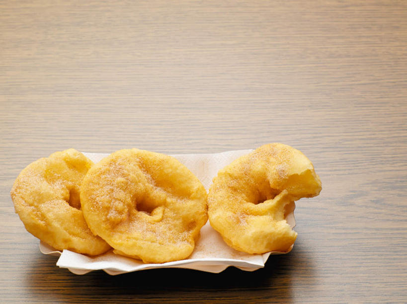 无人,横图,俯视,室内,特写,白天,餐桌,桌子,餐具,一排,阴影,整齐,反射,碟子,盘,影子,陶瓷,调料,糖,陶瓷制品,调味品,调味料,排列,三个,一个,黄色,盘子,碟,单个,餐台,堆,队列,南瓜饼,彩图,高角度拍摄