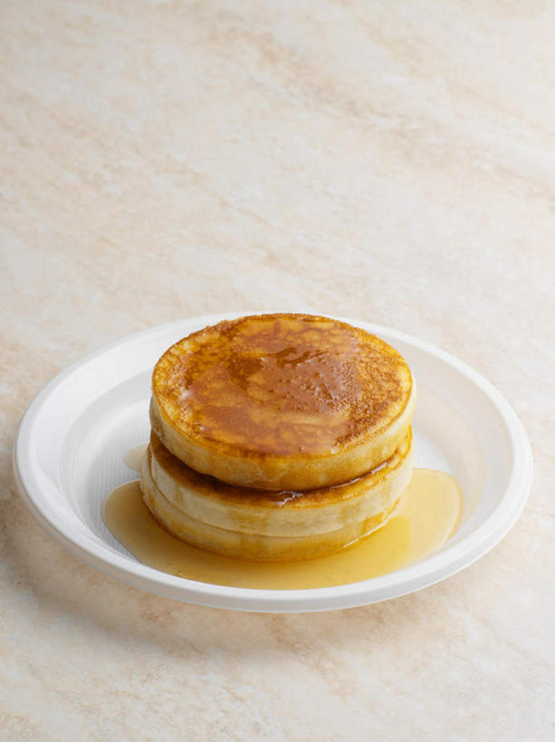 点心,无人,竖图,俯视,室内,特写,白天,下午茶,餐桌,桌子,餐具,阴影,反射,碟子,盘,影子,塑料,食品,食物,糕点,一个,盘子,塑料制品,碟,奶油蛋糕,单个,餐台,磅蛋糕,彩图,高角度拍摄,蛋糕