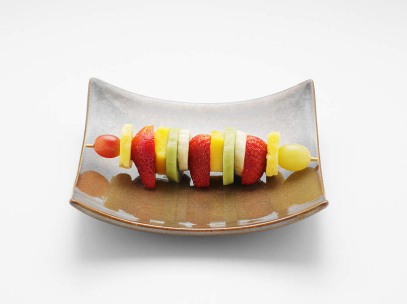 无人,横图,俯视,室内,特写,白天,白色背景,桌面,桌子,菠萝,草莓,浆果,葡萄,香蕉,餐具,水果,一排,新鲜,整齐,木制,碟子,盘,生食,食品,果实,食物,排列,一个,盘子,木制品,碟,摄影,有机食品,绿色食品,影棚,单个,队列,肉串,洋莓,水果皇后,山葫芦,蒲桃,红莓,甘蕉,凤梨,地莓,草龙珠,彩图,高角度拍摄,影棚拍摄,拍摄