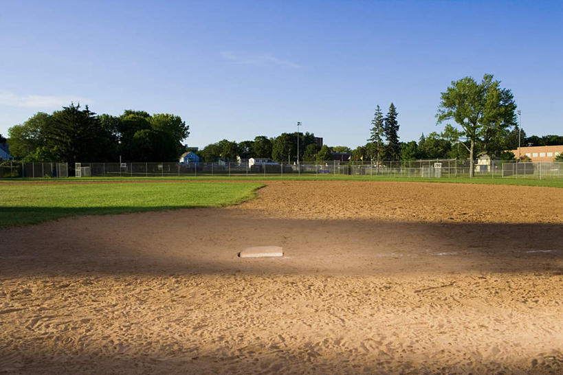 无人,体育馆,运动场,横图,室外,白天,正面,草地,草坪,植物,道路,路,阴影,光线,棒球场,影子,球场,小路,交通,体育场,草,树,树木,蓝色,绿色,蓝天,天空,阳光,自然,天,乡间小路,生长,晴朗,成长,垒包,万里无云,运动馆,晴空,晴空万里,彩图