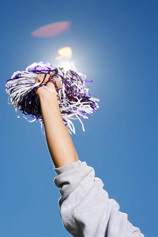 西方人,手,一个人,举,竖图,室外,特写,白天,仰视,太阳,欧洲,欧洲人,仅一个年轻女性,仅一个女性,仅一个人,阴影,服装,光线,影子,休闲装,一个,衣服,蓝色,蓝天,天空,阳光,天,托,休闲,手部,休闲服,服饰,晴朗,单个,单手,万里无云,拉拉花,拉拉球,啦啦花,啦啦球,年轻女性,女人,女性,白种人,晴空,晴空万里,举起,举手,举着,向上举,向上伸,向上托,半身,彩图,低角度拍摄