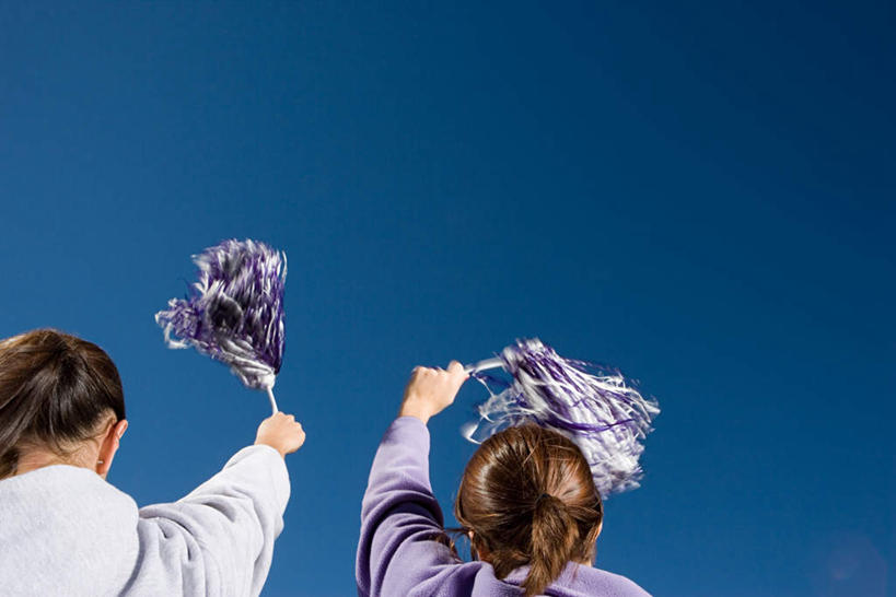 西方人,手,两个人,伙伴,朋友,举,横图,室外,特写,白天,仰视,友谊,欧洲,欧洲人,阴影,服装,光线,影子,休闲装,两个,衣服,蓝色,蓝天,天空,阳光,天,托,休闲,手部,休闲服,服饰,晴朗,单手,万里无云,拉拉花,拉拉球,啦啦花,啦啦球,友情,年轻女性,女人,女性,白种人,晴空,晴空万里,举起,举手,举着,向上举,向上伸,向上托,半身,彩图,低角度拍摄