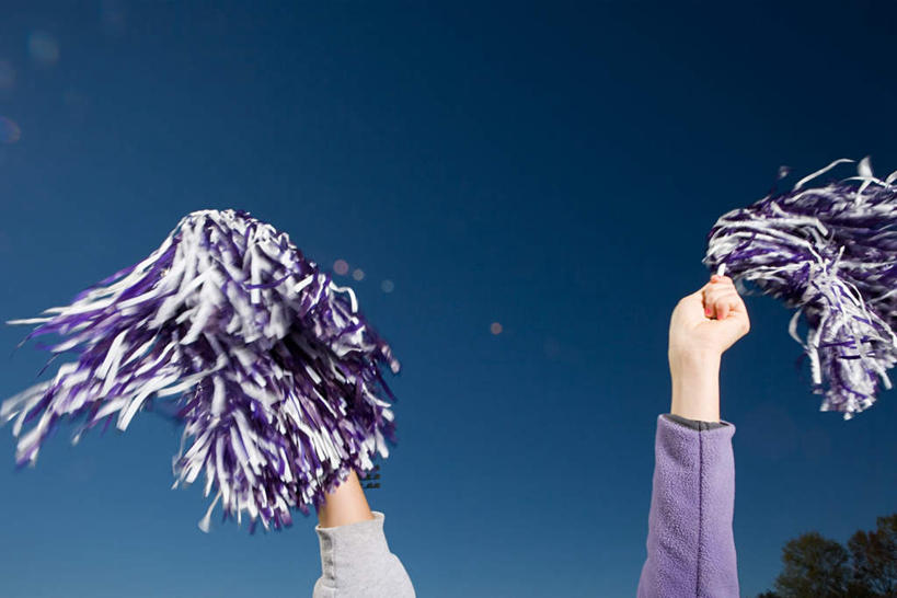 西方人,手,两个人,伙伴,朋友,举,横图,室外,特写,白天,仰视,友谊,太阳,欧洲,欧洲人,阴影,服装,光线,影子,休闲装,两个,衣服,蓝色,蓝天,天空,阳光,天,托,休闲,手部,休闲服,服饰,晴朗,单手,万里无云,拉拉花,拉拉球,啦啦花,啦啦球,友情,年轻女性,女人,女性,白种人,晴空,晴空万里,举起,举手,举着,向上举,向上伸,向上托,半身,彩图,低角度拍摄