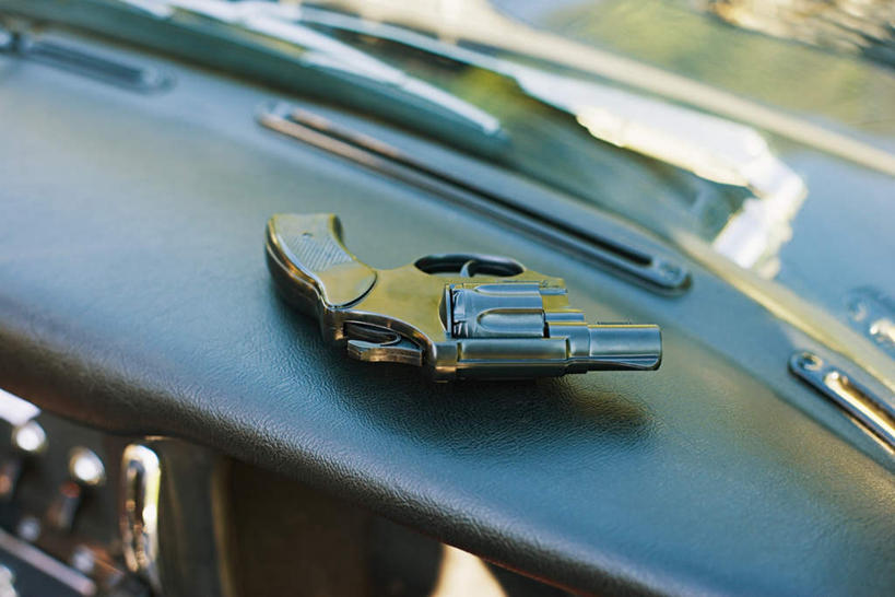 无人,横图,俯视,室外,特写,白天,竞争,汽车,静物,一辆,对抗,朦胧,模糊,冲突,枪支,破坏,车,一个,交通工具,轿车,武器,战争,手枪,单个,损坏,攻击,威胁,对立,矛盾,载具,兵器,防御,枪械,弹夹,敌对,挫败,斗争,抗拒,抗衡,杀伤,威慑,子弹夹,危险,彩图,高角度拍摄