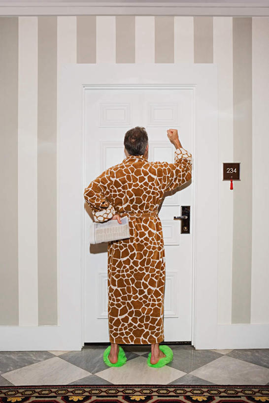 西方人,一个人,站,举,竖图,室内,白天,阅读,门,酒店,报纸,欧洲,欧洲人,仅一个男性,仅一个人,仅一个中年男性,握,学习,条纹,睡衣,标志,数字,文字,字符,墙,拿,拿着,注视,标识,手叉腰,墙壁,墙面,背面,把手,门把手,门框,拖鞋,叉腰,观察,看,托,站着,浏览,拍,握着,豹纹,阿拉伯数字,观看,门把,察看,双手叉腰,关注,寝衣,男人,男性,中年男性,白种人,举起,举手,举着,拉手,向上举,向上伸,向上托,站立,彩图,全身,旅店,敲门